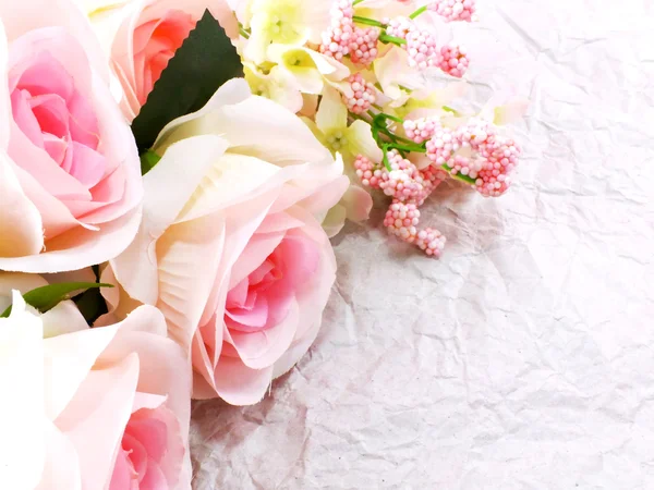 Красиві троянди квітка на фоні текстури паперу з фільтрами колір і простір для копіювання — стокове фото