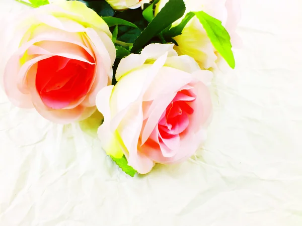 Cadre floral romantique avec fond rose — Photo