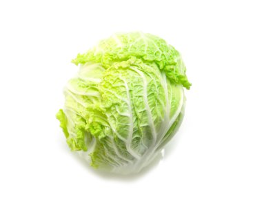Beyaz arka planda taze yeşil lahana