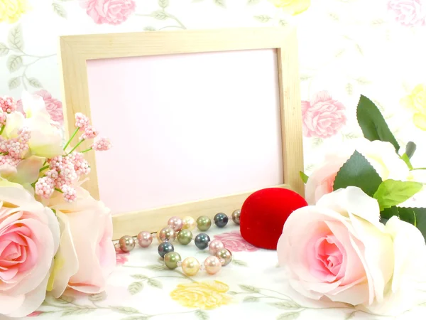 Розовые розы с красной бархатной коробкой на сладком фоне — стоковое фото