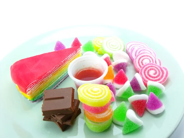 Verschiedene Süßigkeiten auf weißem Hintergrund — Stockfoto