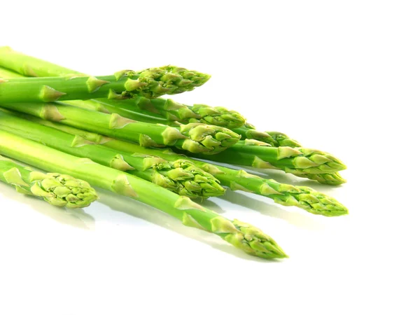 Bos van groene asperges geïsoleerd op witte achtergrond — Stockfoto