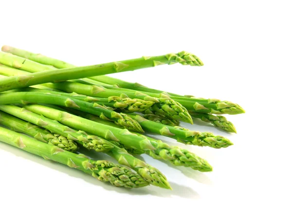 Bos van groene asperges geïsoleerd op witte achtergrond — Stockfoto