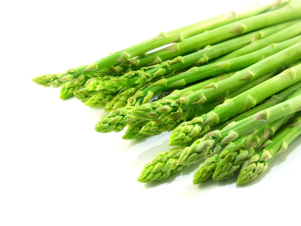 Bos van groene asperges geïsoleerd op witte achtergrond — Stockfoto