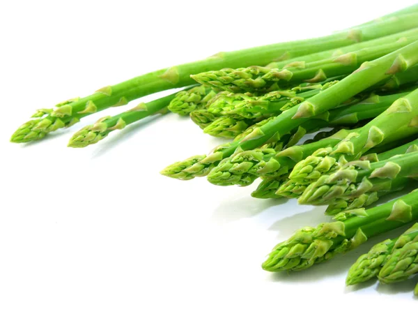 Groene ruwe asperges geïsoleerd op witte achtergrond — Stockfoto