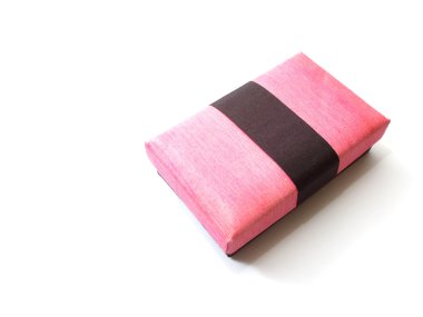 İpek kutusu beyaz arka plan üzerinde izole