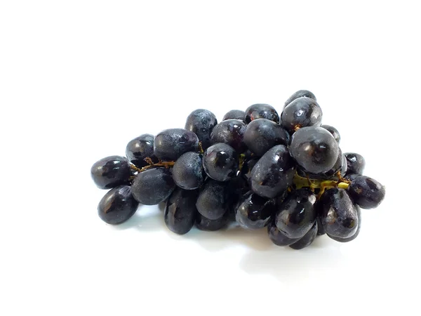 Bando de uvas pretas isoladas sobre fundo branco — Fotografia de Stock