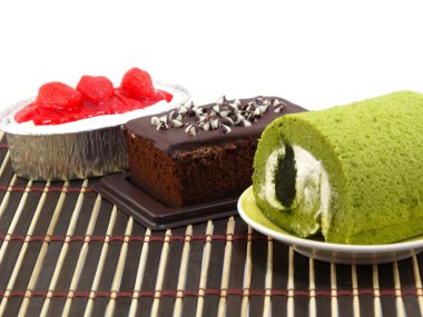 Çilekli cheesecake yeşil çay rulo pasta ve çikolata kek
