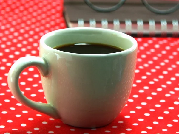 Tasse de café sur pois rouge faric — Photo