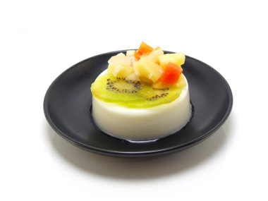 süt puding tatlı çilek ve mavi berry ile