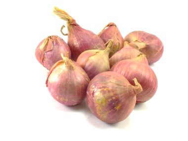 beyaz zemin üzerine kırmızı soğan