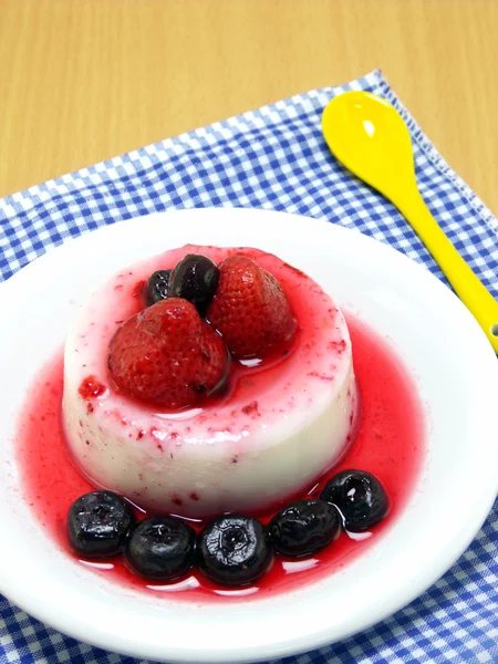 Milchpudding-Dessert mit Erdbeere und Blaubeere — Stockfoto