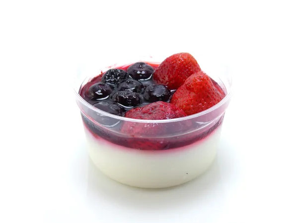 Milchpudding-Dessert mit Erdbeere und Blaubeere — Stockfoto
