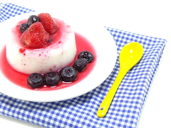 Postre de pudín de leche con fresa y baya azul —  Fotos de Stock