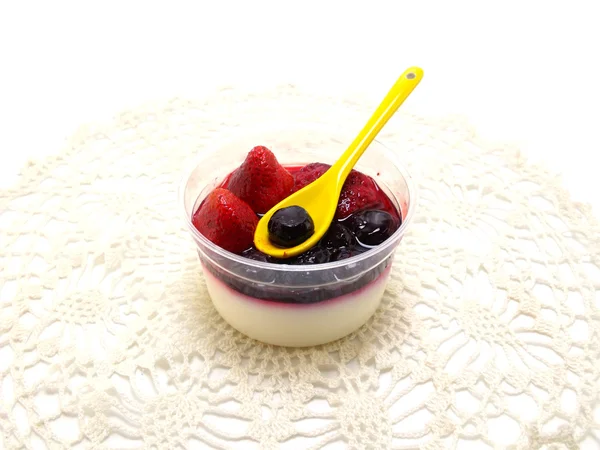 Süt puding tatlı çilek ve mavi berry ile — Stok fotoğraf