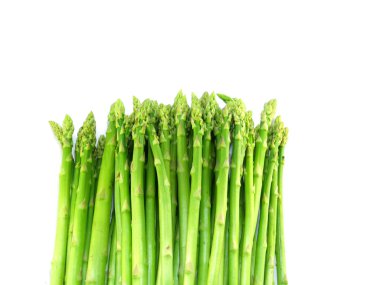 Beyaz arka planda izole edilmiş bir grup yeşil kuşkonmaz.