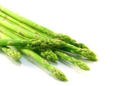 Beyaz arkaplanda yeşil çiğ kuşkonmaz