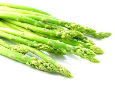 Beyaz arkaplanda yeşil çiğ kuşkonmaz