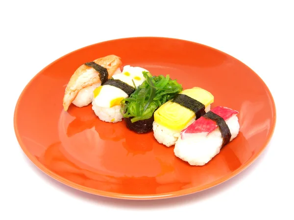 Delicioso sushi en plato de naranja — Foto de Stock