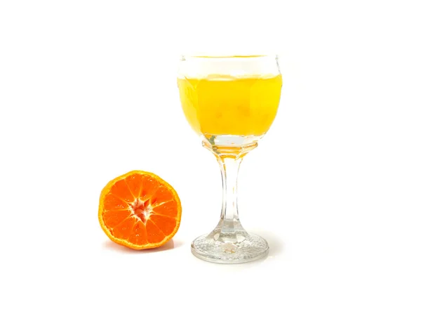 Pomerančová šťáva a plátky pomeranče izolované na bílém pozadí — Stock fotografie