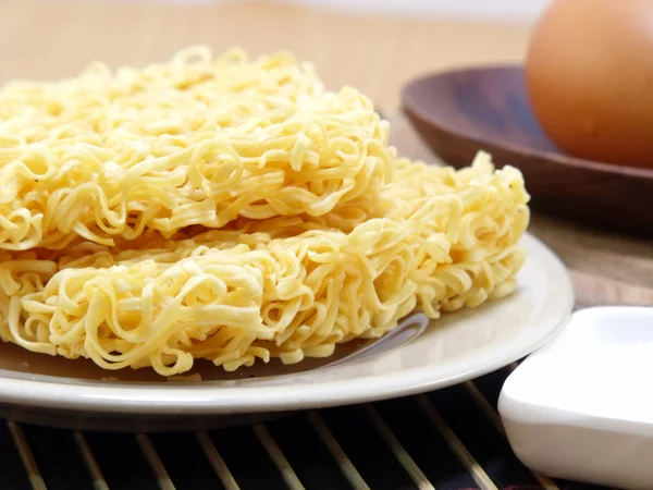 Uncooked instant noddle and egg — Stock Photo, Image