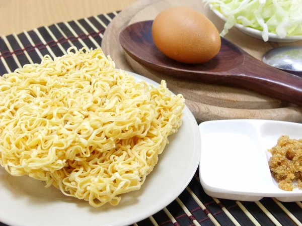 Instan tidak dimasak mengangguk dengan sayuran dan telur — Stok Foto