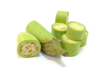 yeşil patlıcan beyaz arkaplanda izole edildi