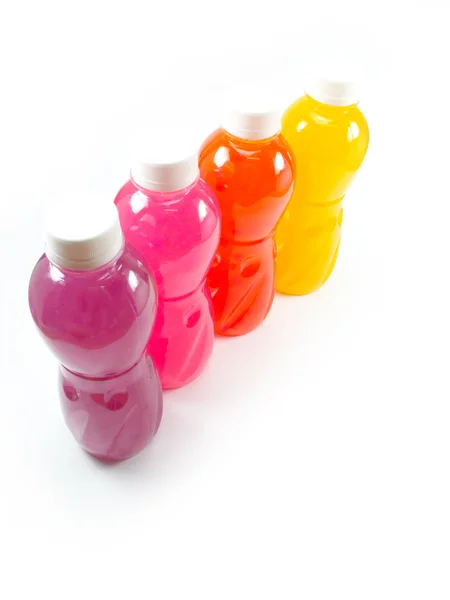 Botellas de jugo sobre un fondo blanco — Foto de Stock