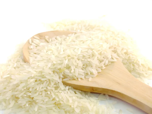 Fechar o arroz isolado no fundo branco — Fotografia de Stock