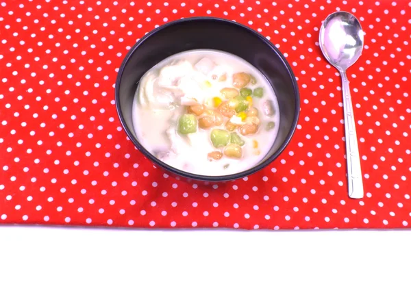 Sobremesa tailandesa colorida na toalha de mesa vermelha — Fotografia de Stock