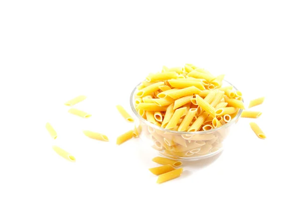 Ruwe penne macaroni geïsoleerd op witte achtergrond — Stockfoto