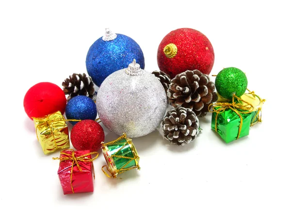 Bolas de Natal e decoração de caixa de presente no fundo branco — Fotografia de Stock