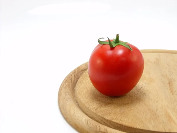 Свіжі помідори ізольовані на білому тлі — стокове фото
