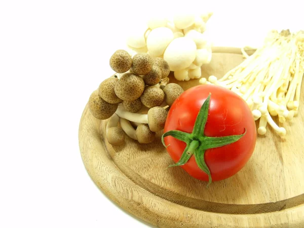 Tomate et champignon sur fond blanc — Photo