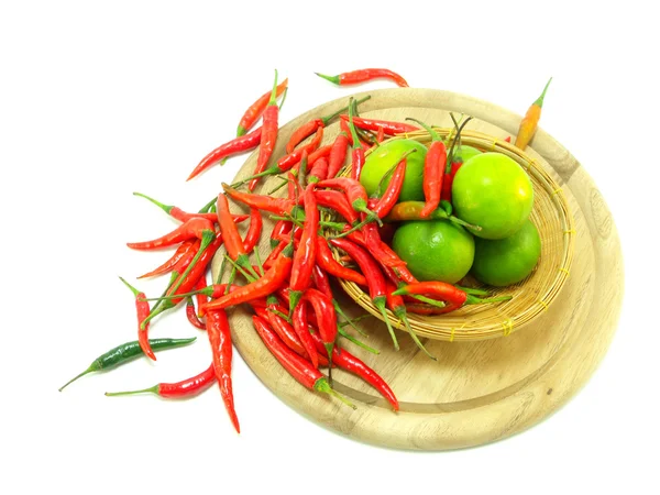 Limetten und rote Chilischoten isoliert auf weißen — Stockfoto