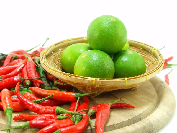 Lima y chiles rojos aislados sobre blanco —  Fotos de Stock