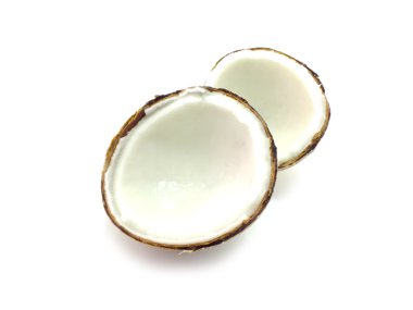 Beyaz arka plan üzerinde izole Hindistan cevizi iki yarısı