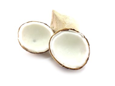 Hindistan cevizi yarısı beyaz arka plan üzerinde izole