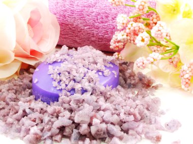 Beyaz arka plan üzerinde seçici odak deniz tuz spa ve sabun lavanta kokusu