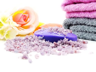 Beyaz arka plan üzerinde seçici odak deniz tuz spa ve sabun lavanta kokusu