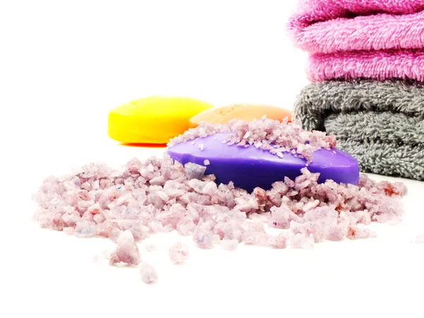 Zee zout spa en zeep lavendel geur op witte achtergrond selectieve aandacht — Stockfoto