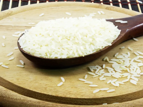 Рис на деревянном ковше вблизи — стоковое фото