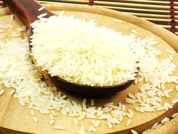 Рис на деревянном ковше вблизи — стоковое фото