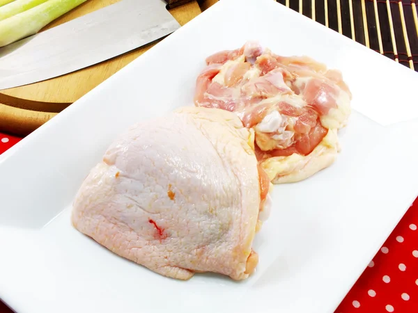 Кусочки сырого куриного мяса изолированы на белом фоне — стоковое фото