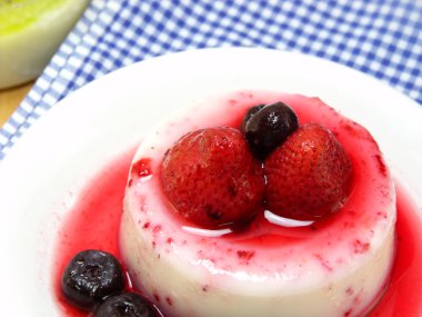 süt puding tatlı çilek ve mavi berry ile