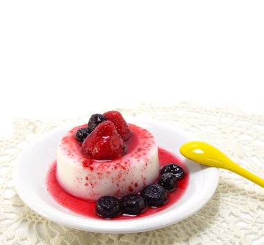 süt puding tatlı çilek ve mavi berry ile