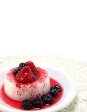 süt puding tatlı çilek ve mavi berry ile