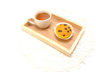 Çikolata gemi ve çay ile tepesi cupcake