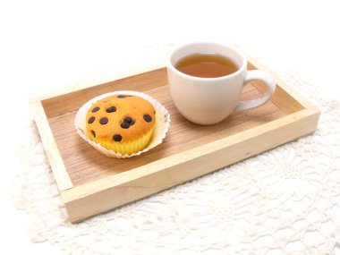 Çikolata gemi ve çay ile tepesi cupcake