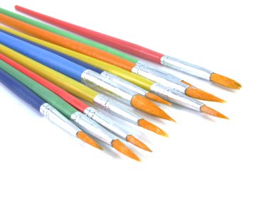 beyaz arkaplanda izole boya fırçaları